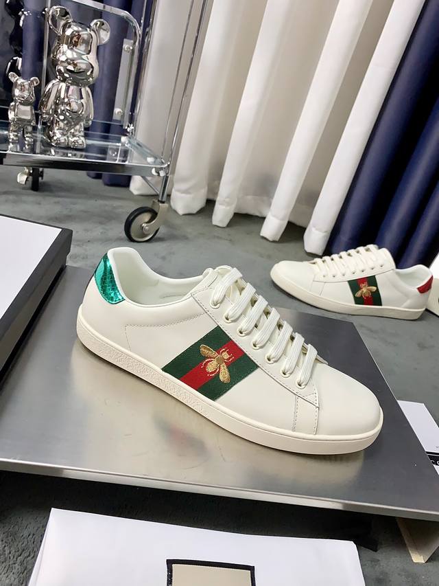 商品商标:Gucci 古驰 小白鞋 正码码数:男38-44 [45-48定做] 女35-40 商品材料:精选原版鞋面，进口羊皮内里。原版大底工厂，套楦工艺，原版